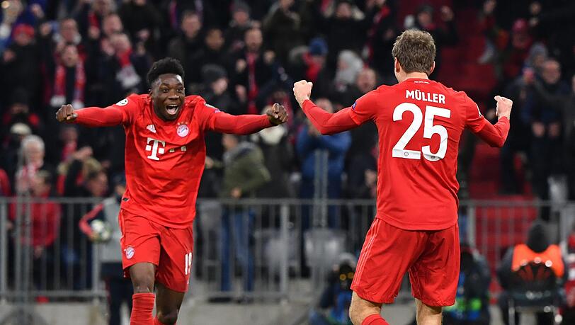 Alphonso Davies (l.) und Thomas Müller feiern das 2:1 des FC Bayern gegen Tottenham Hotspur in der Champions League. Alphonso Davies (l.) und Thomas Müller feiern das 2:1 des FC Bayern gegen Tottenham Hotspur in der Champions League.