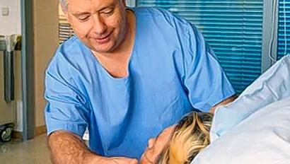 Im Aufwachraum: Ein Pfleger kümmert sich um eine Patientin, die gerade aus der Narkose erwacht. Im Aufwachraum: Ein Pfleger kümmert sich um eine Patientin, die gerade aus der Narkose erwacht.