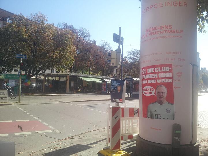 An Litfasssäulen oder über Wahlplakaten - überall in der Stadt sah man zuletzt Plakate der Fan-Initiative "Die Clubfarben sind rot und weiß". Hier zum Beispiel am Kurfürstenplatz in Schwabing.