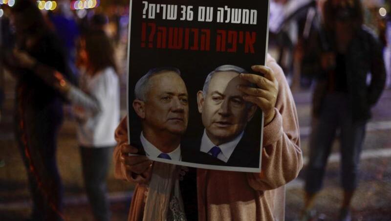 Protest gegen die neue Regierungskoalition unter Benny Gantz und Benjamin Netanjahu in Tel Aviv. Protest gegen die neue Regierungskoalition unter Benny Gantz und Benjamin Netanjahu in Tel Aviv.