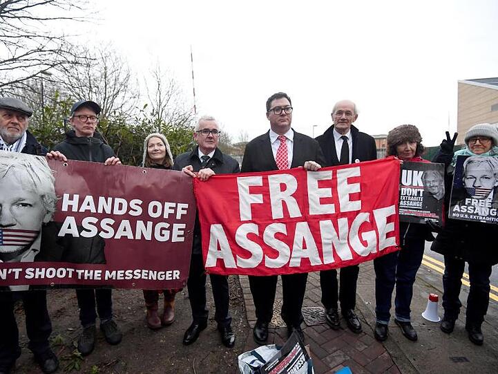 Vor einem Londoner Gefängnis fordern Aktivisten die Freilassung von Wikileaks-Gründer Julian Assange. Unter ihnen ist auch Assanges Vater John Shipton (dritter von rechts).