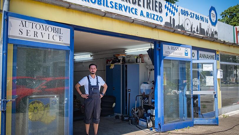 Antonino Rizzo in seiner Werkstatt. Eigentlich findet er die Türme nicht schlecht, aber wo sollen dann all die neuen Menschen ihre Freizeit verbringen? Antonino Rizzo in seiner Werkstatt. Eigentlich findet er die Türme nicht schlecht, aber wo sollen dann all die neuen Menschen ihre Freizeit verbringen?