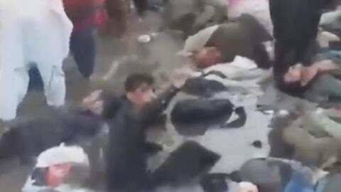Überlebende und Verletzte am Ort einer Explosion außerhalb des Flughafens in Kabul.