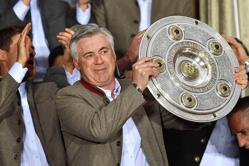 CARLO ANCELOTTI (01.07.2016 - 28.09.2017, 455 Tage)

Nach den Taktik-Drills unter Guardiola brauchte es die längere Leine des Menschenkenners Carlo Ancelotti. Das ging eine Saison in der Bundesliga gut. Im Herbst 2017 beschwerte sich die Mannschaft über das angeblich zu lasche Training des Italieners und seines Trainerteams. Infolge eines 0:3 bei Ancelottis Ex-Klub Paris Saint-Germain hatte auch der Italiener ausgedient.