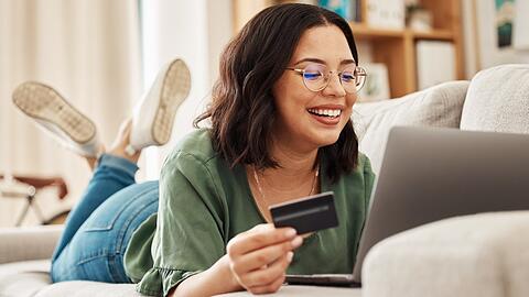 Bei mehreren Online-Händlern dürfen sich Kundinnen und Kunden schon heute über Rabatte zum Black Friday freuen.