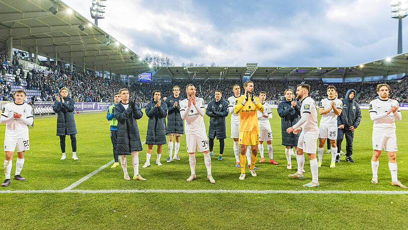 Können mit der Punkte-Ausbeute in der Hinrunde nicht zufrieden sein: Die Spieler des TSV 1860 um Patrick Hobsch und Marco Hiller.