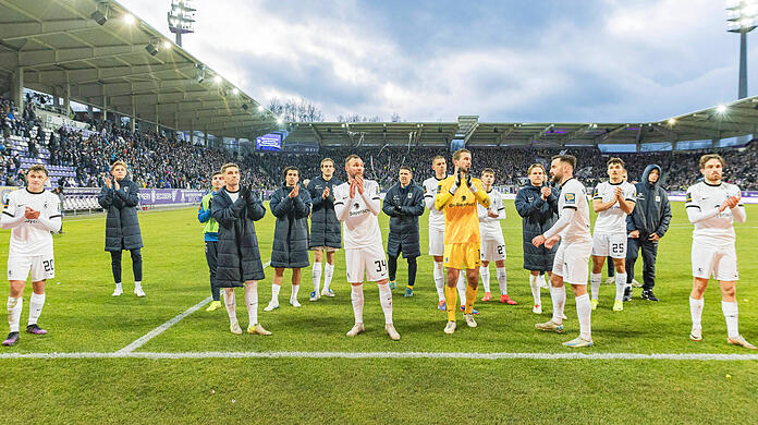 Können mit der Punkte-Ausbeute in der Hinrunde nicht zufrieden sein: Die Spieler des TSV 1860 um Patrick Hobsch und Marco Hiller.