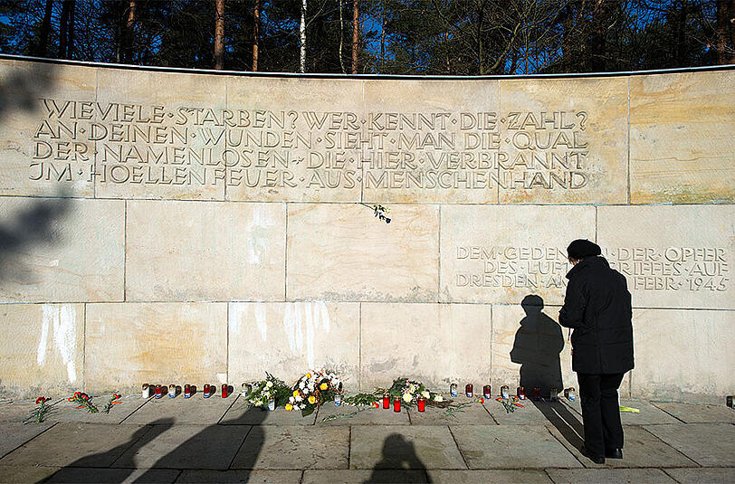 Der Gedenkstein für die Opfer des alliierten Bombenangriffes 1945 auf dem Heidefriedhof in Dresden. Mit zahlreichen Aktionen wird in Dresden der Zerstörung der Stadt im Zweiten Weltkrieg gedacht.