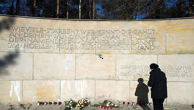 Der Gedenkstein für die Opfer des alliierten Bombenangriffes 1945 auf dem Heidefriedhof in Dresden. Mit zahlreichen Aktionen wird in Dresden der Zerstörung der Stadt im Zweiten Weltkrieg gedacht. Der Gedenkstein für die Opfer des alliierten Bombenangriffes 1945 auf dem Heidefriedhof in Dresden. Mit zahlreichen Aktionen wird in Dresden der Zerstörung der Stadt im Zweiten Weltkrieg gedacht.