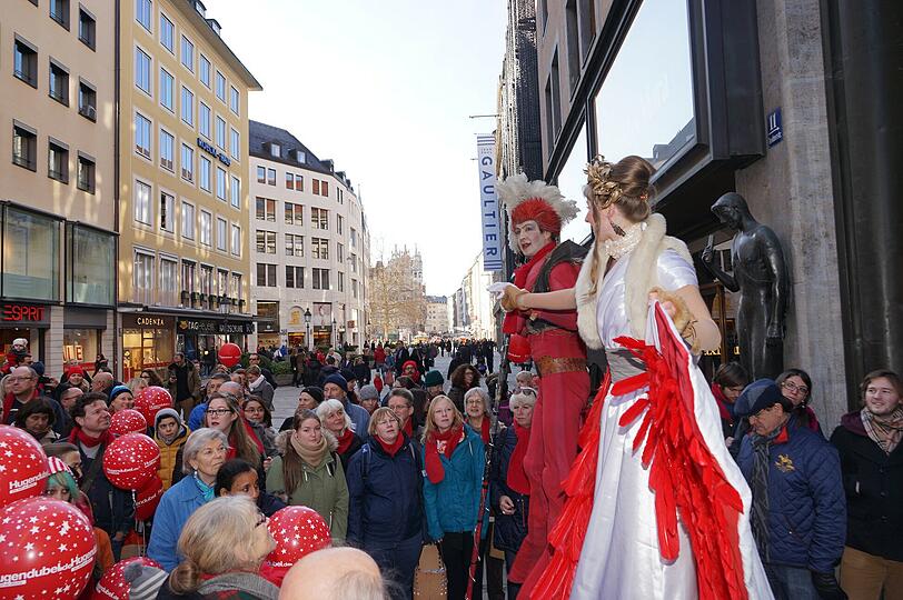 Auf sechs Stockwerken waren hier bis zu 100 000 Titel zu finden &ndash; im Moment sind es schon viel weniger. Denn: Der Hugendubel am Marienplatz wird für eineinhalb Jahre geschlossen, das Gebäude umgebaut und modernisiert. Die Bilder vom Abschied am Samstag.