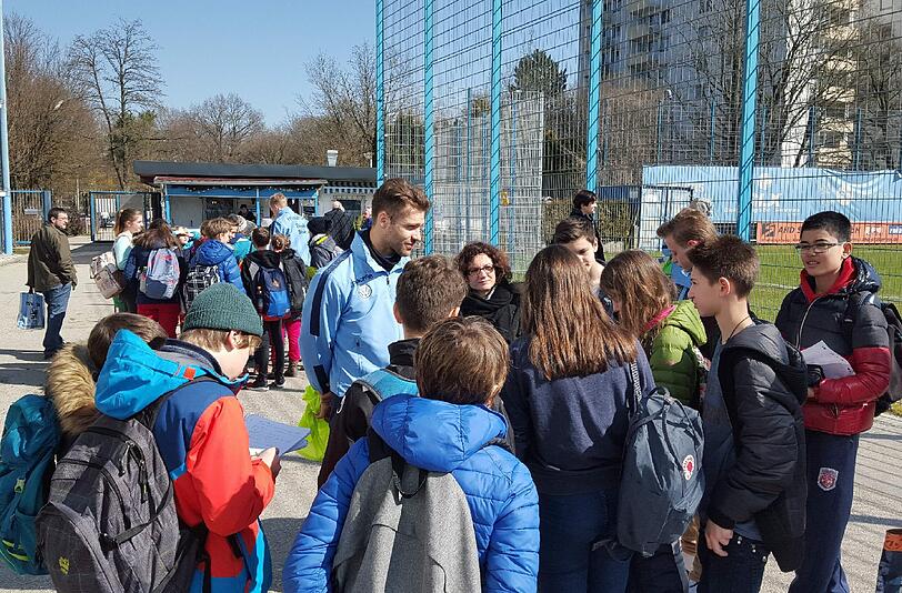 42 Schüler der Europäischen Schule München Perlach trieben sich am Donnerstag beim TSV 1860 herum, sprachen mit den Spielern und holten Autogramme.