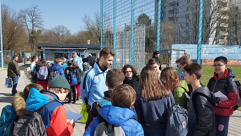 42 Schüler der Europäischen Schule München Perlach trieben sich am Donnerstag beim TSV 1860 herum, sprachen mit den Spielern und holten Autogramme. 42 Schüler der Europäischen Schule München Perlach trieben sich am Donnerstag beim TSV 1860 herum, sprachen mit den Spielern und holten Autogramme.