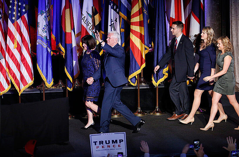 Vize-Kandidat Mike Pence betritt mit seiner Frau die Bühne des Trump-Headquarters in New York.
