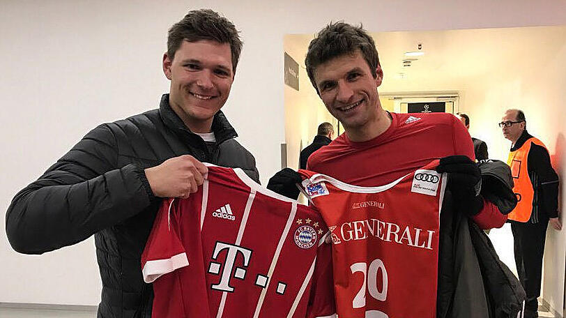 Thomas und Thomas tauschen die Trikots: Ski-Star Dreßen (links) und Fußball-Star Müller in den Katakomben der Allianz Arena.