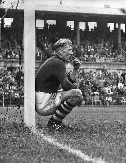 Souverän: Bernd, genannt "Bert" Trautmann von Manchester City während eines Freundschaftsspiels gegen den FSV Frankfurt im Waldstadion.