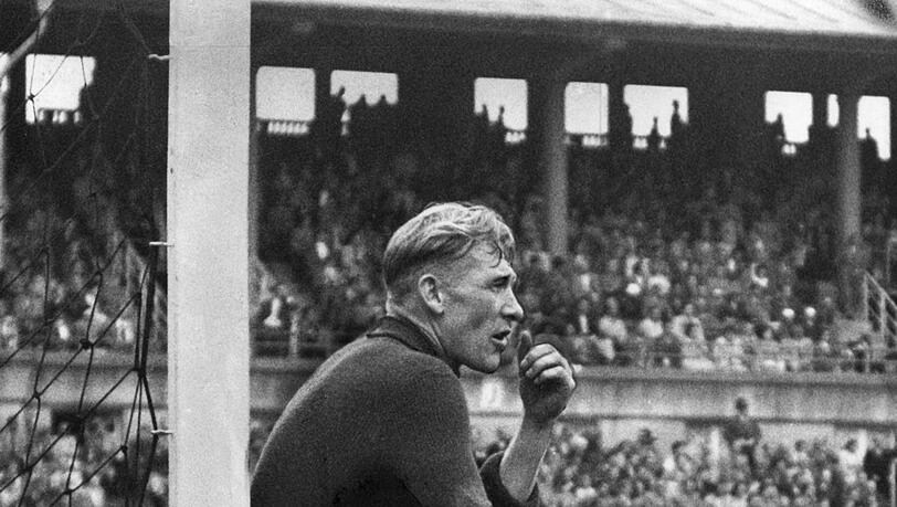 Souverän: Bernd, genannt "Bert" Trautmann von Manchester City während eines Freundschaftsspiels gegen den FSV Frankfurt im Waldstadion. Souverän: Bernd, genannt "Bert" Trautmann von Manchester City während eines Freundschaftsspiels gegen den FSV Frankfurt im Waldstadion.