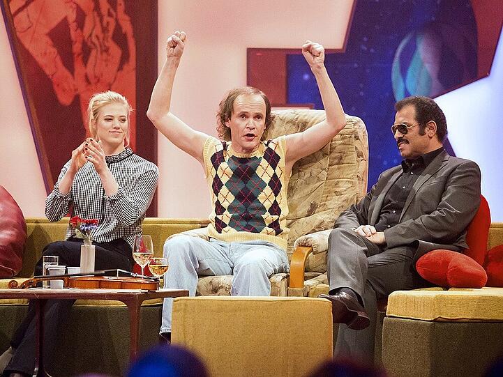 Es geht um Liebe: Larissa Marolt, Olaf Schubert und Kalle Schwensen (v.l.n.r.) bei "Olaf verbessert die Welt"