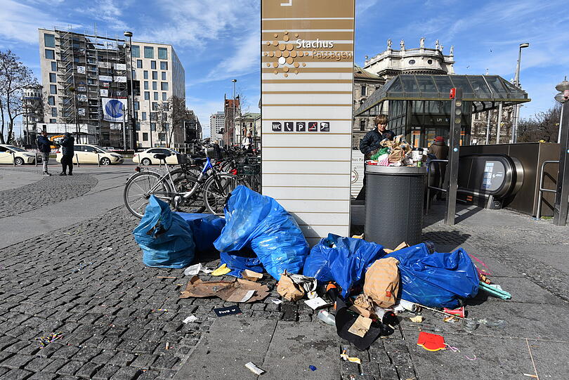 Reichlich vermüllt: So sah es am Faschingsdienstag in der Münchner Innenstadt aus.