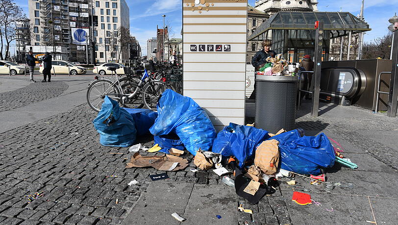 Reichlich vermüllt: So sah es am Faschingsdienstag in der Münchner Innenstadt aus.