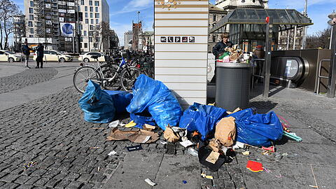 Reichlich vermüllt: So sah es am Faschingsdienstag in der Münchner Innenstadt aus.