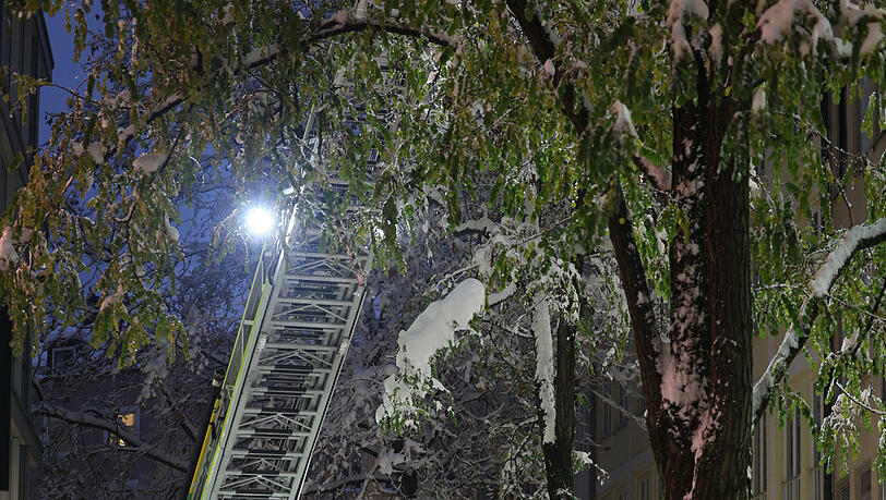 Rund um die Neuhauser Straße ist die Feuerwehr mit der Drehleiter im Einsatz. Rund um die Neuhauser Straße ist die Feuerwehr mit der Drehleiter im Einsatz.