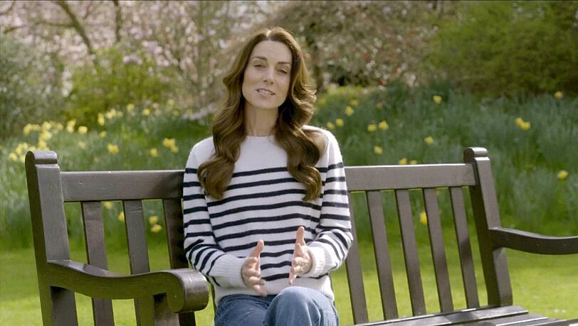 Am 22. März hat Prinzessin Kate ein Video veröffentlicht, in dem sie über ihre Krebserkrankung spricht. Seitdem erholt sie sich daheim. Am 22. März hat Prinzessin Kate ein Video veröffentlicht, in dem sie über ihre Krebserkrankung spricht. Seitdem erholt sie sich daheim.