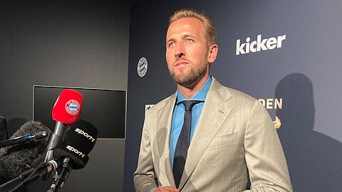 Harry Kane freut sich über die Auszeichnung mit dem «Goldenen Schuh» als Europas treffsicherster Torjäger der Saison 2023/24.