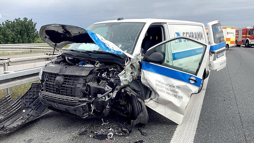 Nach Angaben der Feuerwehr München trug ein Insasse leichte Verletzungen davon, der Fahrer des zweiten Autos blieb demnach unverletzt. Nach Angaben der Feuerwehr München trug ein Insasse leichte Verletzungen davon, der Fahrer des zweiten Autos blieb demnach unverletzt.
