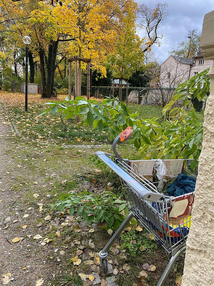 Unweit der TUM-Mensa hat jemand einen Einkaufswagen mit Habseligkeiten geparkt. Unweit der TUM-Mensa hat jemand einen Einkaufswagen mit Habseligkeiten geparkt.