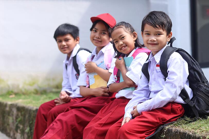 In Indonesien startet das neue Schuljahr mit dem Großen Morgenappell. Alle Klassen, Eltern und Lehrkräfte treffen sich dafür auf dem Schulhof und nehmen an einer feierlichen Flaggenparade teil. Gemeinsam singt man die Nationalhymne. Dann gehen die Kinder mit den Lehrkräften mit. In den ersten Tagen findet das Orientierungsprogramm MPLS statt, das den Kindern das Ankommen erleichtern soll. In Indonesien startet das neue Schuljahr mit dem Großen Morgenappell. Alle Klassen, Eltern und Lehrkräfte treffen sich dafür auf dem Schulhof und nehmen an einer feierlichen Flaggenparade teil. Gemeinsam singt man die Nationalhymne. Dann gehen die Kinder mit den Lehrkräften mit. In den ersten Tagen findet das Orientierungsprogramm MPLS statt, das den Kindern das Ankommen erleichtern soll.