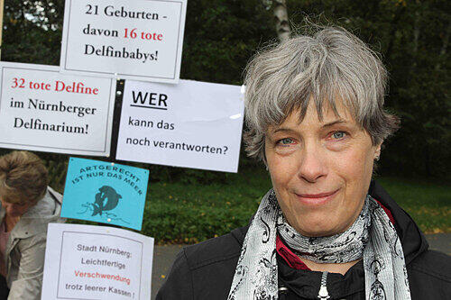 32 tote Delfine in Nürnberg &ndash; für Cornelia Schamicke vom Verein &bdquo;Menschen für Tierrechte&ldquo; eine vernichtende Bilanz für den Zoo.