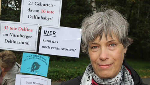 32 tote Delfine in Nürnberg – für Cornelia Schamicke vom Verein „Menschen für Tierrechte“ eine vernichtende Bilanz für den Zoo. 32 tote Delfine in Nürnberg – für Cornelia Schamicke vom Verein „Menschen für Tierrechte“ eine vernichtende Bilanz für den Zoo.