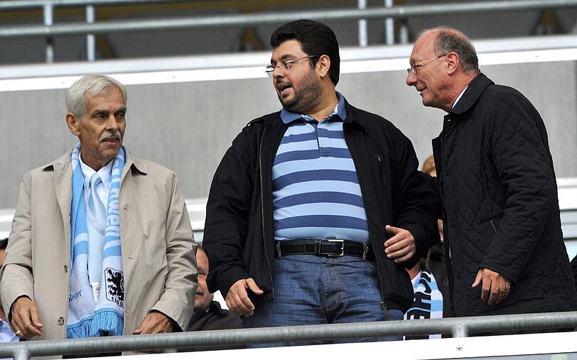 Zweimal war er bislang auf der Tribüne in der Allianz Arena, zweimal haben seine Löwen gewonnen: Hasan Ismaik (M.) mit Präsident Dieter Schneider und Vize-Präsident Franz Maget.