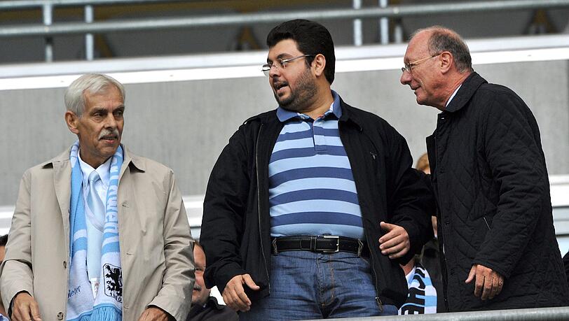 Zweimal war er bislang auf der Tribüne in der Allianz Arena, zweimal haben seine Löwen gewonnen: Hasan Ismaik (M.) mit Präsident Dieter Schneider und Vize-Präsident Franz Maget. Zweimal war er bislang auf der Tribüne in der Allianz Arena, zweimal haben seine Löwen gewonnen: Hasan Ismaik (M.) mit Präsident Dieter Schneider und Vize-Präsident Franz Maget.