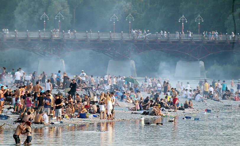 Tausende Münchner zieht es an den schönen Sommertagen an den Fluss.