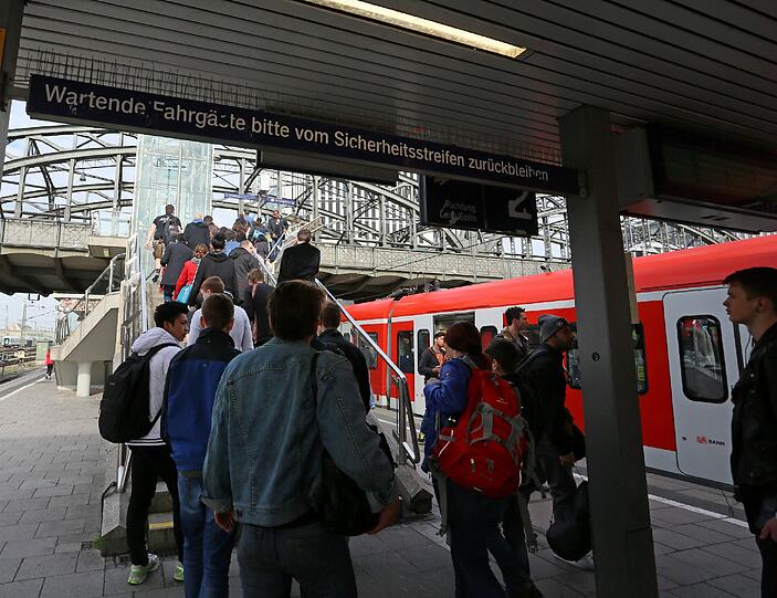 Wegen einer Baustelle an der Donnersbergerbrücke fährt zwischen Pasing und Hackerbrücke keine S-Bahn. Die Fahrgäste müssen in den Bus umsteigen! Die Bilder!