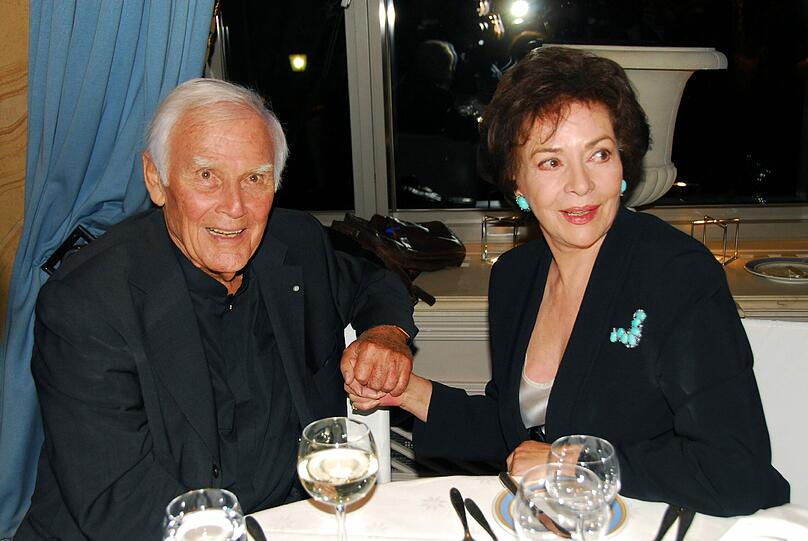 Die Nachricht von Joachim Fuchsbergers Tod hat seine Schauspielkollegin Karin Dor (76) "sehr berührt". Man habe zwar damit rechnen müssen, weil Fuchsberger gesundheitlich angeschlagen war, aber: "Das war ein Schlag in die Magengrube". Dor wird den Schauspieler als "angenehmen Menschen, mit dem man sehr lachen konnte", in Erinnerung behalten. Sie hatte mit "Blacky" für mehrere Filme gemeinsam vor der Kamera gestanden, etwa bei "Die weiße Spinne" (1963), "Hotel der toten Gäste" (1965) und "Ich, Dr. Fu Man Chu" (1965).