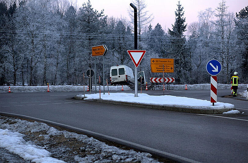Wenn das Navi am Verkehrsunfall schuld ist: Ein Lieferwagen fuhr auf die Bahnlinie neben der Straße, weil das Navi den Weg dorthin wies.