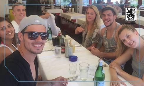 Kapitän Christopher Schindler ist mit Freundin Paulina in Italien: Auch die Kollegen Marius Wolf mit Freundin Nicole und Stefan Ortega mit Freundin Lisa sind mitgereist.