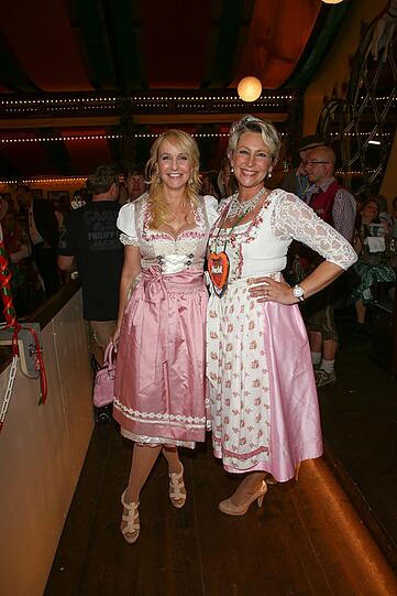 Rosige Zeiten im Marstall: &bdquo;Atemlos&ldquo;-Erfinderin Kristina Bach (l.) und Sängerin Claudia Jung.