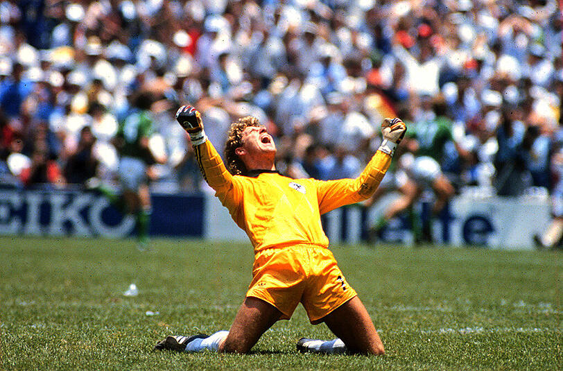 Toni Schumacher, 1987: Ein Jahr später folgt Steins großer Rivale. Schumacher schreibt in seinem Buch "Anpfiff" über nächtlichen Zocker-Runden von Mitspielern und Doping-Praktiken im Fußball. Bei seinem Verein 1. FC Köln wie bei der Nationalelf fliegt er raus.