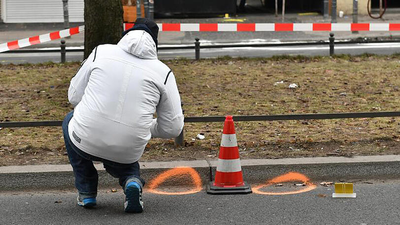 Ein Kriminaltechniker sichert vor dem Club Havanna Spuren.