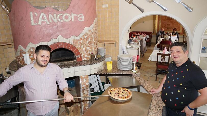 Bei Giovanni Inguanta (l.) und Michele Zaccaria wird die Pizza im Holzofen gebacken.