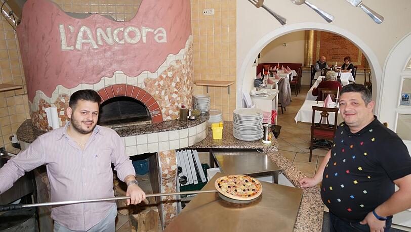 Bei Giovanni Inguanta (l.) und Michele Zaccaria wird die Pizza im Holzofen gebacken. Bei Giovanni Inguanta (l.) und Michele Zaccaria wird die Pizza im Holzofen gebacken.