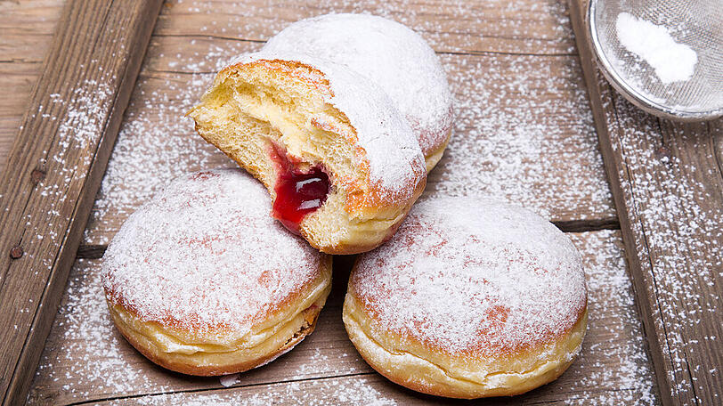 Krapfen, oder auch Berliner genannt, gehören zu den absoluten Klassikern an Karneval.