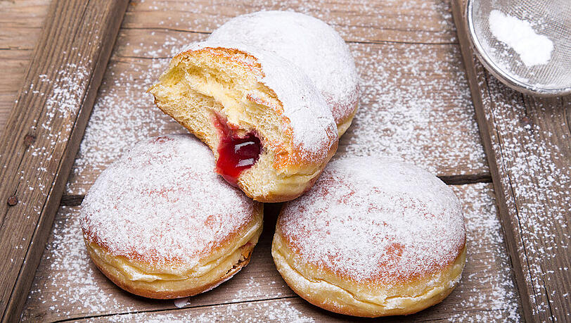 Krapfen, oder auch Berliner genannt, gehören zu den absoluten Klassikern an Karneval. Krapfen, oder auch Berliner genannt, gehören zu den absoluten Klassikern an Karneval.