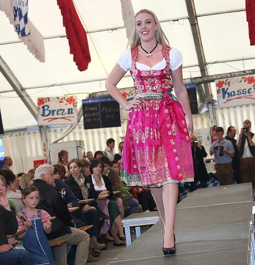 Trachtenmodenschau auf dem 27. Haderner Dorffest. Die Bilder.