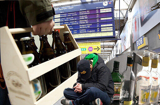 Ein Zug aus der Pulle: Immer mehr frönen diesem Laster am Haupt- oder Ostbahnhof. Und saufen dabei immer mehr.