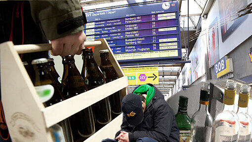Ein Zug aus der Pulle: Immer mehr frönen diesem Laster am Haupt- oder Ostbahnhof. Und saufen dabei immer mehr. Ein Zug aus der Pulle: Immer mehr frönen diesem Laster am Haupt- oder Ostbahnhof. Und saufen dabei immer mehr.