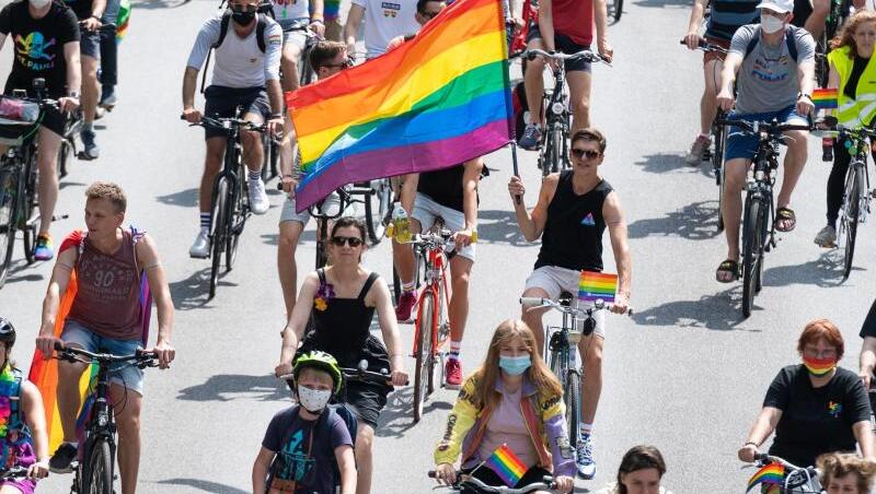 Wegen der Corona-Pandemie fand der CSD in Hamburg als Fahrraddemo statt. Wegen der Corona-Pandemie fand der CSD in Hamburg als Fahrraddemo statt.